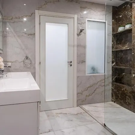 Stunning Luxury 3 Bedroom *