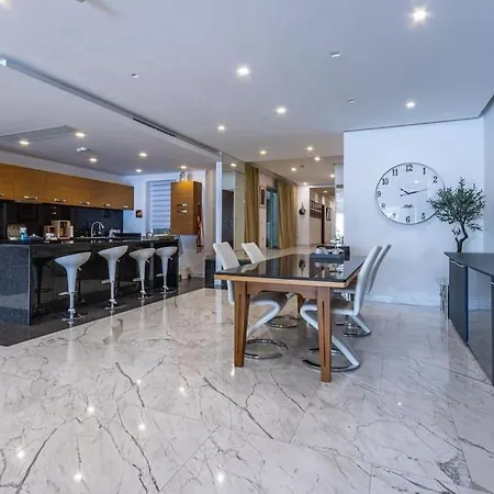 Stunning Luxury 3 Bedroom Apartment *