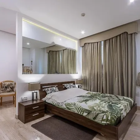 Stunning Luxury 3 Bedroom Appartement *