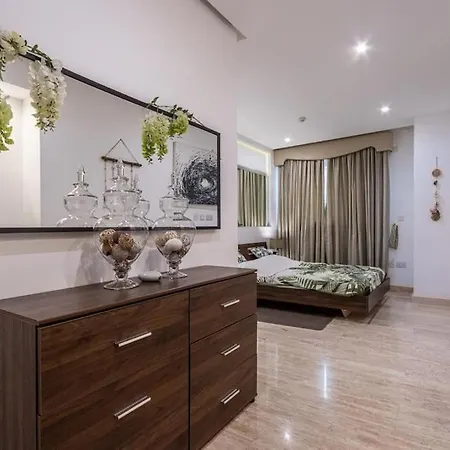 Stunning Luxury 3 Bedroom *