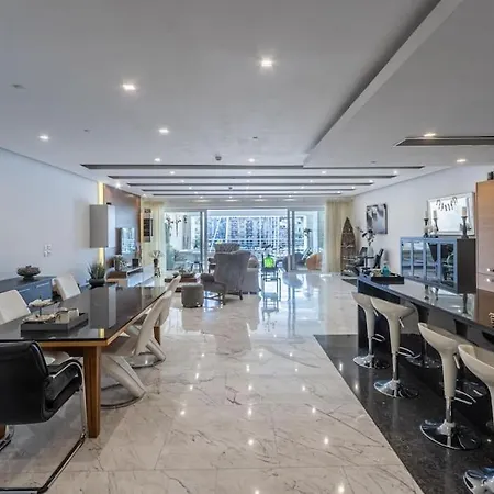 Stunning Luxury 3 Bedroom Appartement *